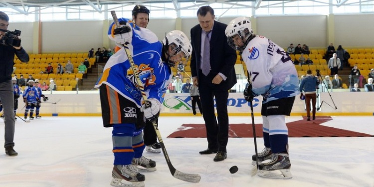 Александр Дрозденко открыл международный хоккейный турнир в посёлке имени Морозова