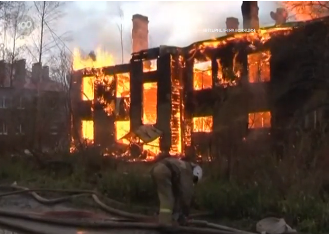В серьезном пожаре во Всеволожске едва не погибла пенсионерка (видео)