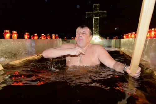 Александр Дрозденко поучаствовал в крещенских купаниях в деревне Юкки