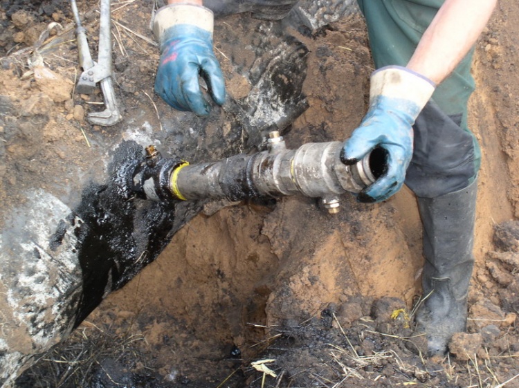 Во Всеволожском районе нашли сразу две врезки в нефтепровод