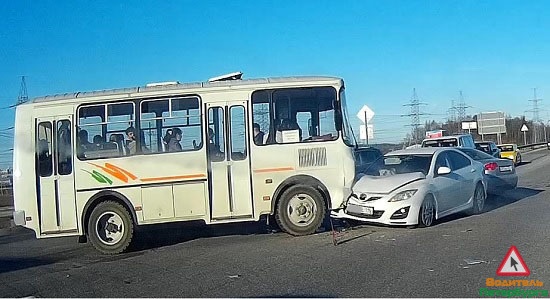 В Корабсельках Mazda врезалась в маршрутку с пассажирами (видео)