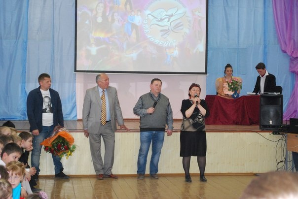 В Бугровской школе состоялся бал в честь 20-летнего юбилея коллектива бального танца «Эдельвейс»