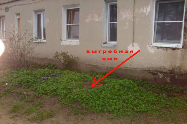 Бочки и колючки дома-сироты в Кузьмоловском