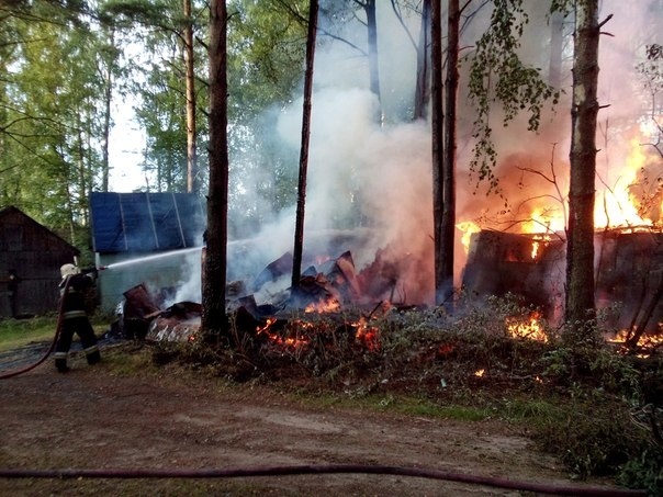 В поселке Стеклянный сгорели три гаража, местные жители считают это поджогом