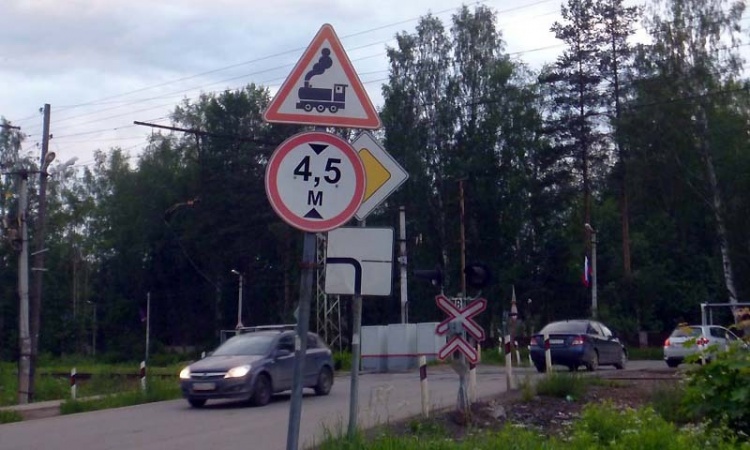 Чудеса дорожных знаков на переезде у платформы Бернгардовка