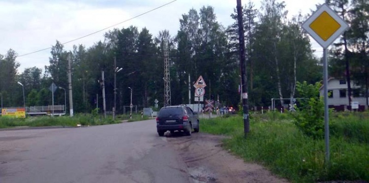 Чудеса дорожных знаков на переезде у платформы Бернгардовка
