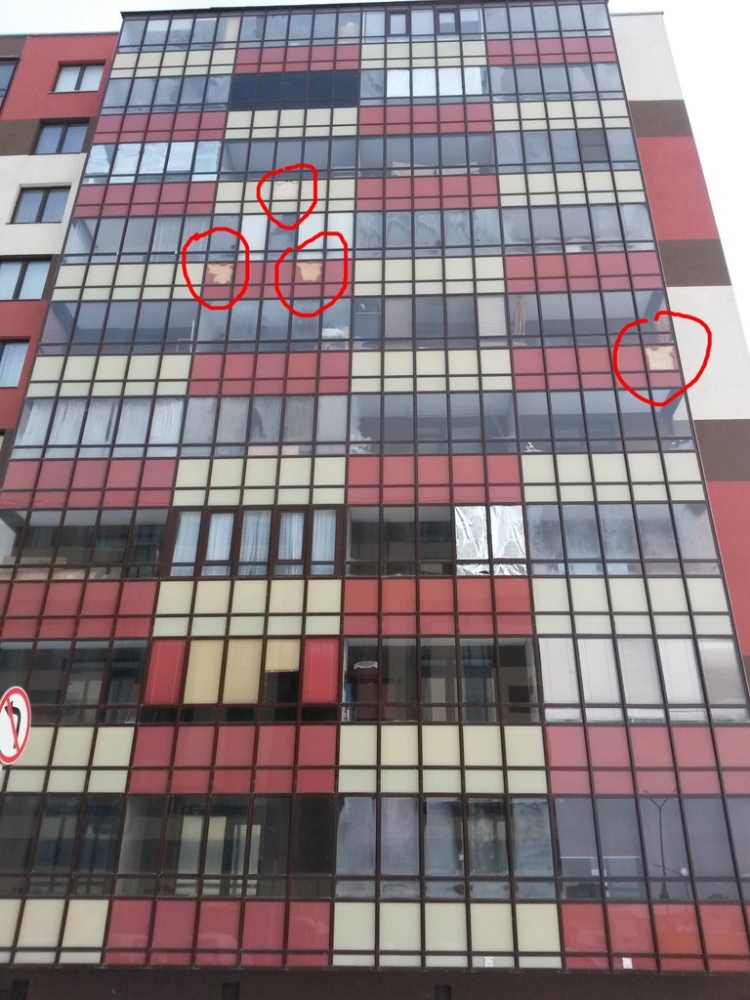 Окна многоэтажки в Кудрово обстреляли из пневматической винтовки
