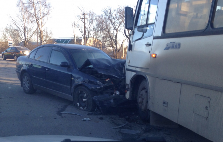 На Колтушском шоссе легковушка и маршрутка столкнулись лоб в лоб