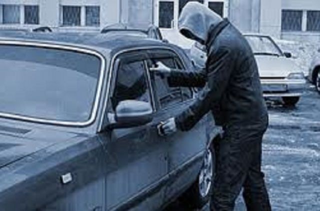 Двух подростков подозревают в угонах машин в поселке Кузьмоловский