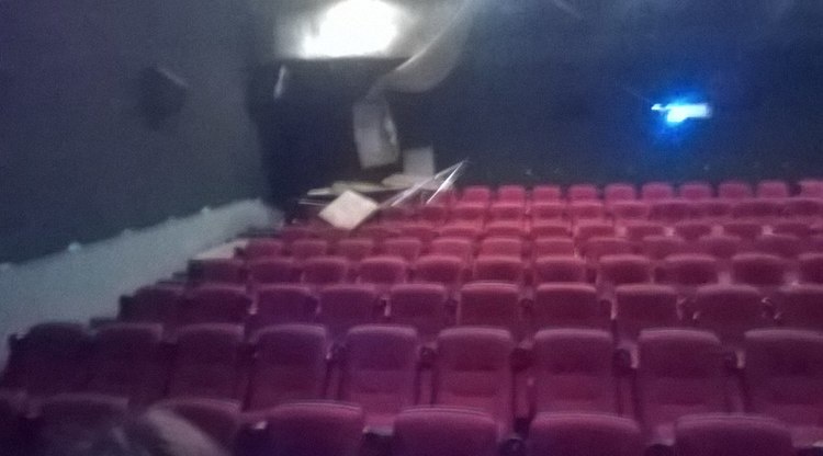 Во Всеволожске из-за прорыва трубы в кинотеатре обрушился потолок