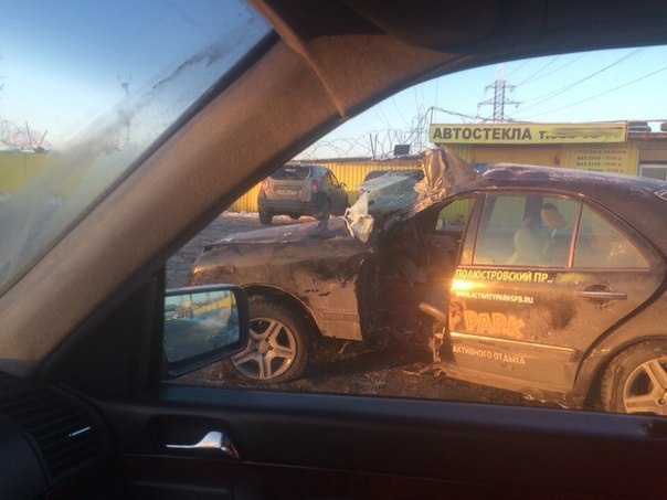 На Мурманском шоссе у поста ГИБДД водителя вырезали из «Мерседеса»