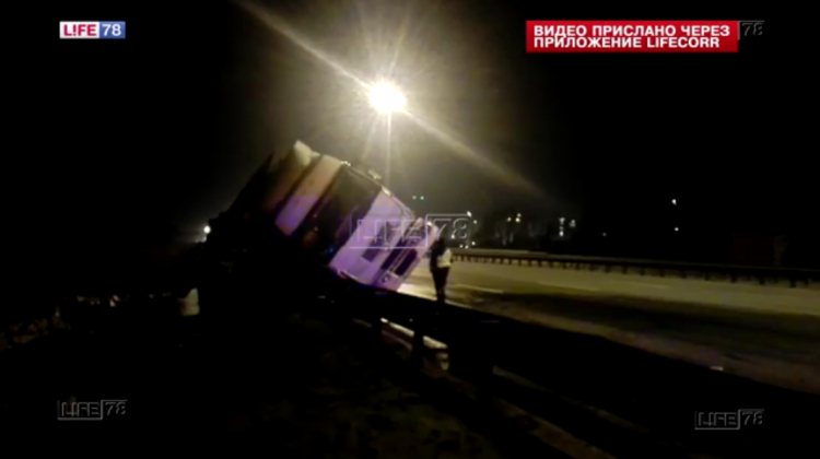 В районе Кудрово фура "свалилась" на бок (видео)