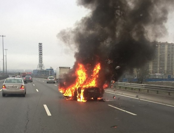В районе Мурино на КАД сгорела Audi