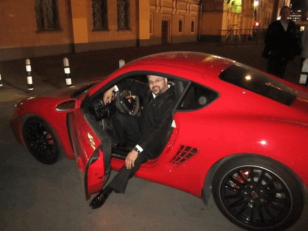 Сергей Фрунза фотографируется в дорогих машинах, а ездит на бюджетных иномарках