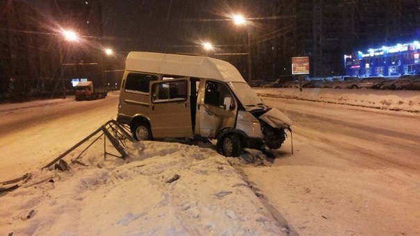 Очевидцы: пьяный водитель на нелегальной маршрутке из Кудрово снес забор на Индустриальном