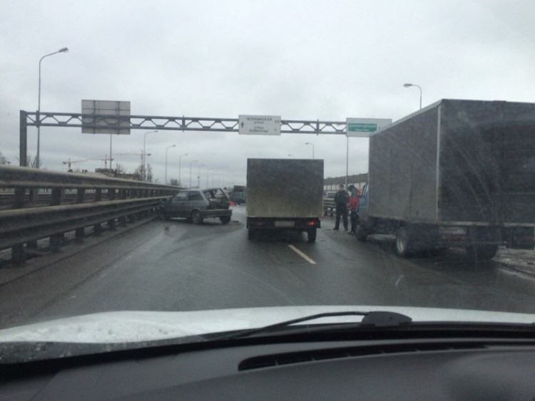 Очевидец: Пять машин собрались на Рябовском шоссе