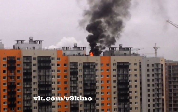 На крыше новостройки в Девяткино произошёл пожар (видео)