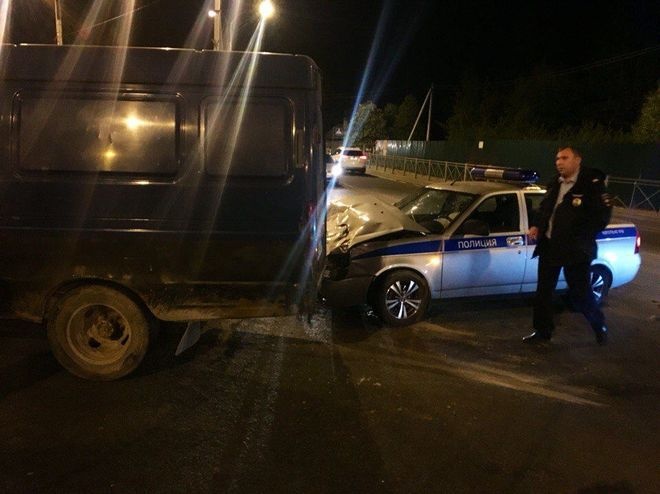 Полицейский автомобиль столкнулся с микроавтобусом на Дороге Жизни