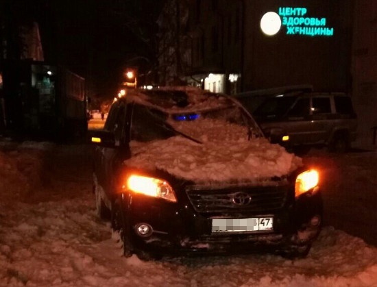 Во Всеволожске припаркованную «Тойоту» упал снег с крыши