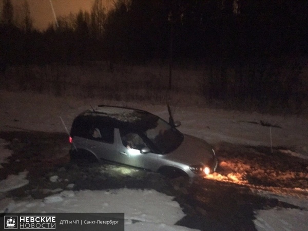 Тонущий автомобиль вытаскивали изо льда на КАД