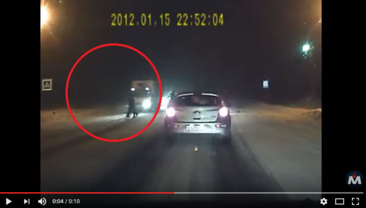Чудовищное ДТП попало на видео: во Всеволожске грузовик протаранил двоих пешеходов на «зебре»