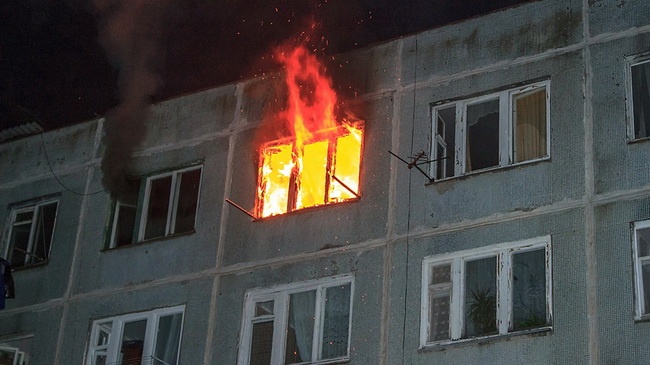В посёлке имени Морозова из горящей квартиры спасли двух человек