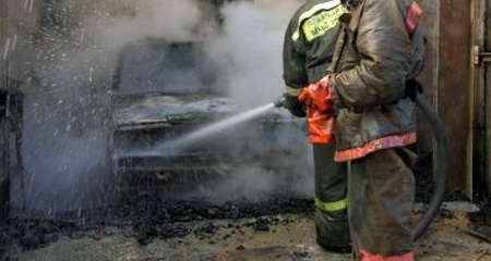 Во Всеволожском районе сгорели гаражи с машинами