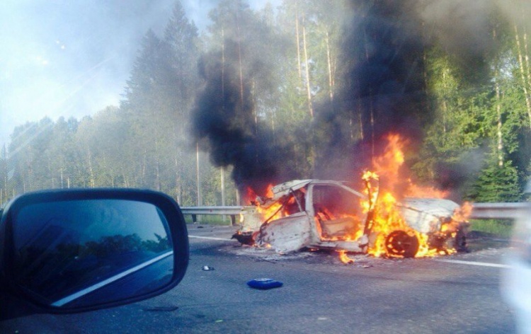 На Новоприозерском шоссе в массовом ДТП сгорел автомобиль
