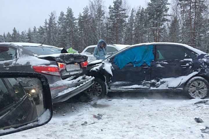На Новоприозерском шоссе в аварию попали более 20 машин