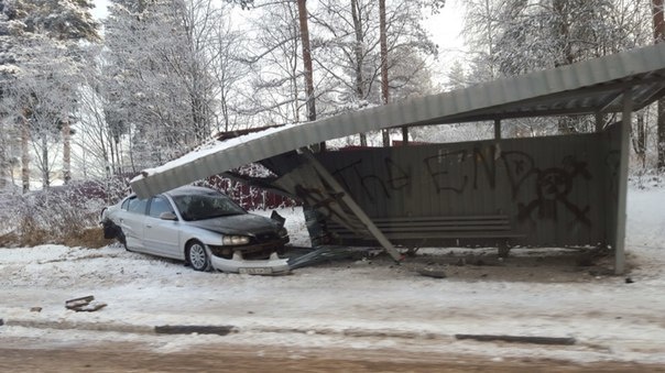 На Токсовском шоссе легковушка протаранила остановку