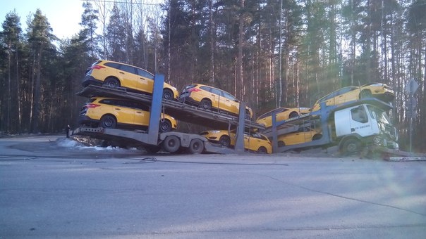 Во Всеволожске в кювет вылетел автовоз с иномарками