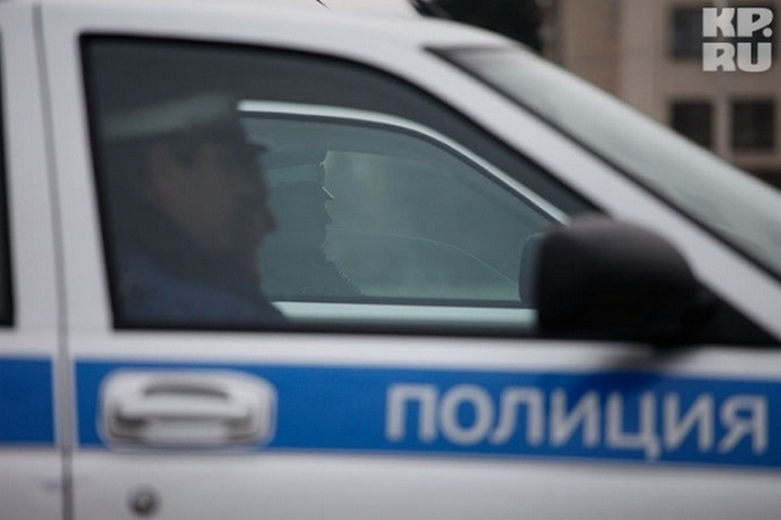 Полицейским пришлось отстреливаться от пьяницы, бросившегося на них с ножами