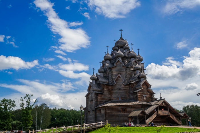 «Усадьба Богословка»: деревянный храм невероятной красоты