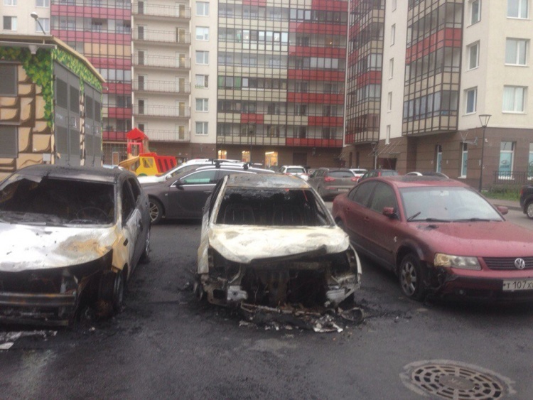 Два автомобиля сгорели ночью в деревне Кудрово