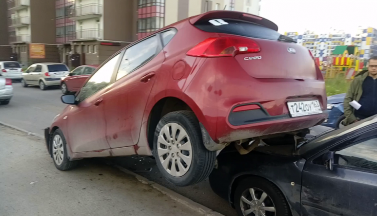 Житель Ленобласти разбил 6 авто, пытаясь привезти к себе двух женщин
