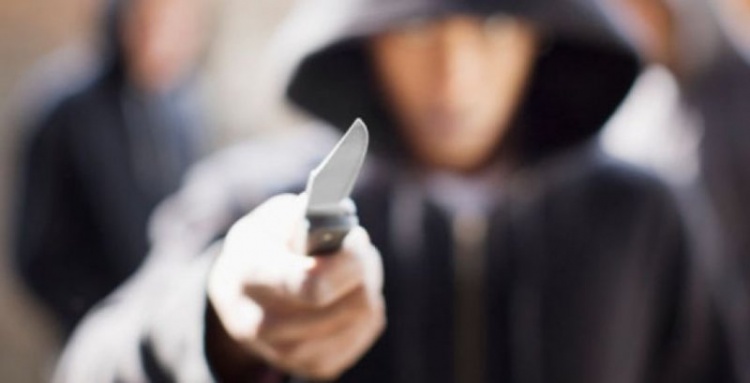 Неизвестный с ножом отобрал у подростка телефон в Кудрово