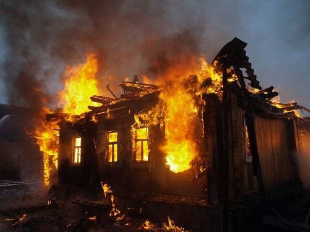 В Ленобласти днем горели двухэтажный дачный дом и парник