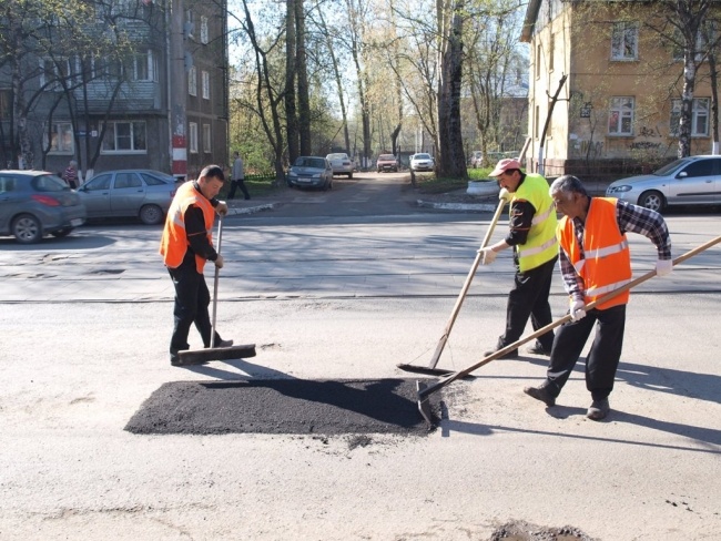 В Кузьмоловском начался очередной этап ямочного ремонта дорог