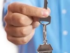 Власти Ленобласти передали молодым врачам ключи от квартир в Киришах
