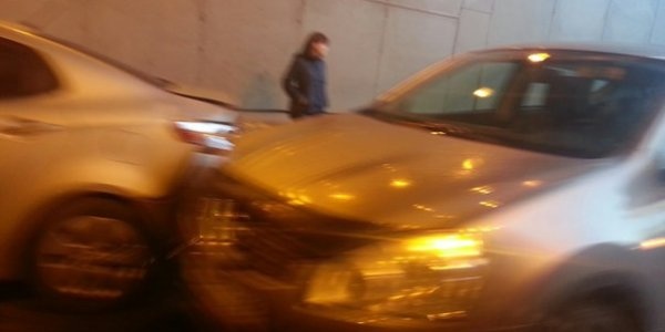 В Санкт-Петербурге под ж/д мостом в Мурино столкнулись две иномарки