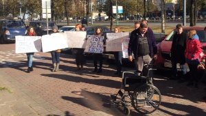 «Молодая гвардия» устроила митинг с инвалидными колясками под окнами УК «Охта-Сервис»