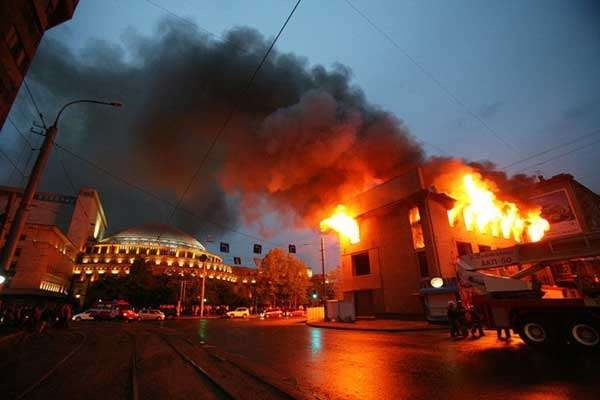 Причиной пожара на складе в Петербурге могла стать сварка