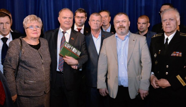 Кузьмоловский депутат подарил Геннадию Зюганову книгу о Победе