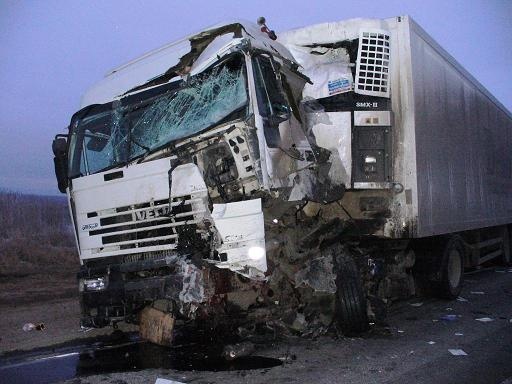 В Петербурге на КАД столкнулись два грузовика: погиб человек
