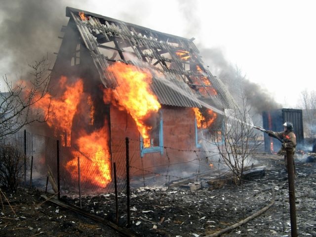 На территории садового товарищества «Мезон» в Ленобласти загорелась дача