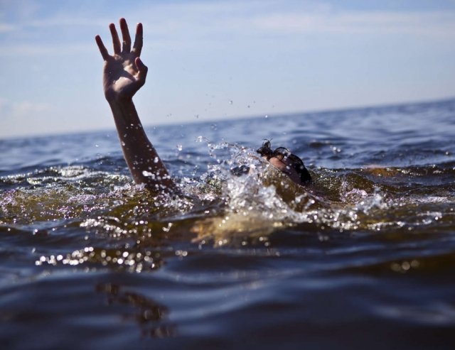 Пьяная женщина утонула в Ленобласти, купаясь в ледяной воде в одежде