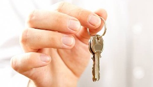 Двое врачей получили ключи от новых квартир в Киришах