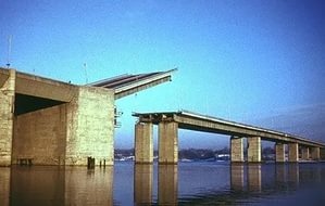 Ладожский мост через Неву разведён, на &quot;Коле&quot; пробка