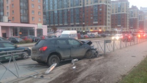 Очевидцы: В Кудрово пьяный водитель вылетел на тротуар и врезался в ограждения