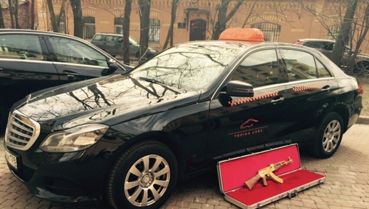 В Петербурге пассажир оставил в такси золотой автомат Калашникова и пропал